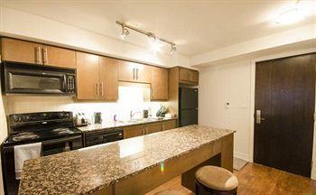 Royal Stays Suites - Blue Jays Way Торонто Екстериор снимка